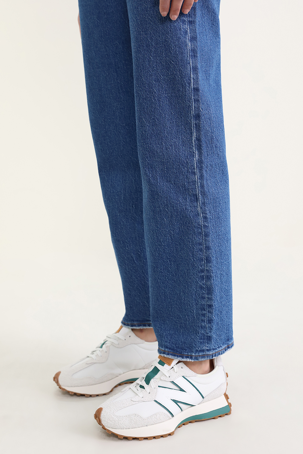 תמונת כל הלוק של נעלי סניקרס 327